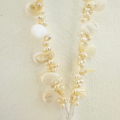 Colar Longo com Pérolas e Missangas em Tons Brancos Colar Longo com Pérolas e Missangas em Tons Brancos