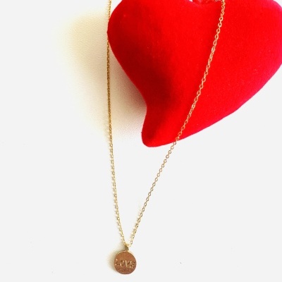 Colar LOVE Banho Dourado – Elegância e Significado para o Seu Dia ✨