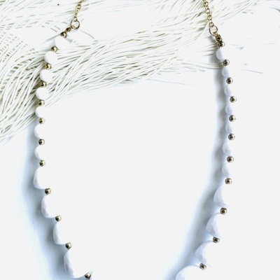 Colar Exclusivo Branco e Dourado - Pureza e Brilho