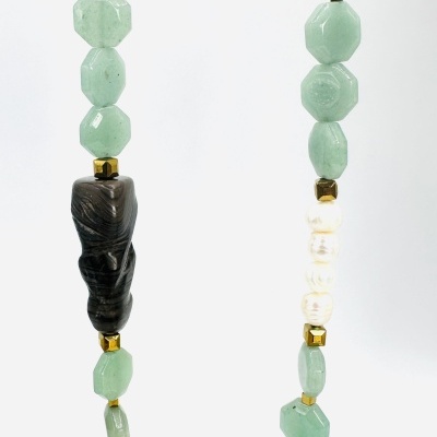 Colar em Aventurina Verde, Pérolas Naturais e Pedra Esculpida – Design Exclusivo da Rafi