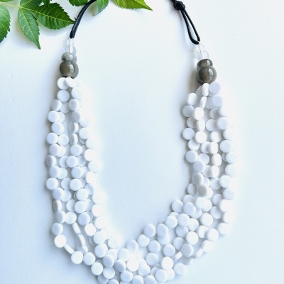 Colar comprido multivoltas com contas brancas em resina