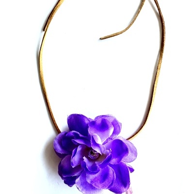 Colar "Flor da Liberdade": O Seu Brilho Natural e Autêntico (Design Exclusivo Rafi Store)