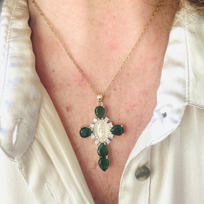 Colar com Cruz Verde Esmeralda: O Toque de Elegância e Fé que Faltava no Seu Visual Colar com Cruz Verde Esmeralda: O Toque de Elegância e Fé que Faltava no Seu Visual