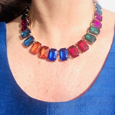 Colar Curto e Colorido com Strass – Para Brilhar em Qualquer Festa