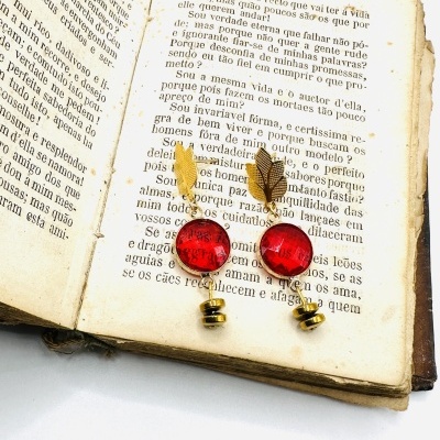 Brincos em aço com cristal vermelho.