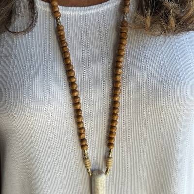 Colar de Contas de Madeira com Pingente de Dente