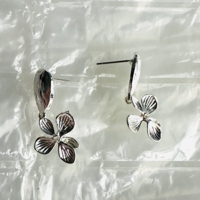 Brincos Flor Aço – Sofisticação e Delicadeza em Cada Detalhe! ✨🌸