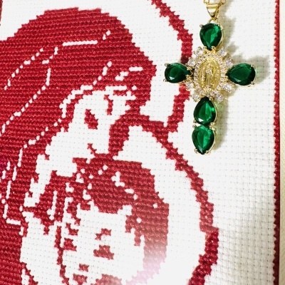 Colar com Cruz Verde Esmeralda: O Toque de Elegância e Fé que Faltava no Seu Visual Colar com Cruz Verde Esmeralda: O Toque de Elegância e Fé que Faltava no Seu Visual