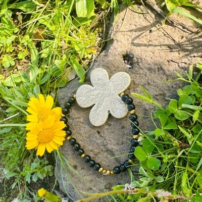 Adicione um toque de glamour com a nossa pulseira flor