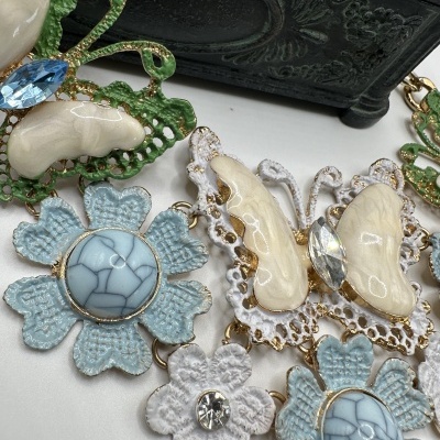 Colar Dourado com Borboletas e Flores Colar Dourado com Borboletas e Flores