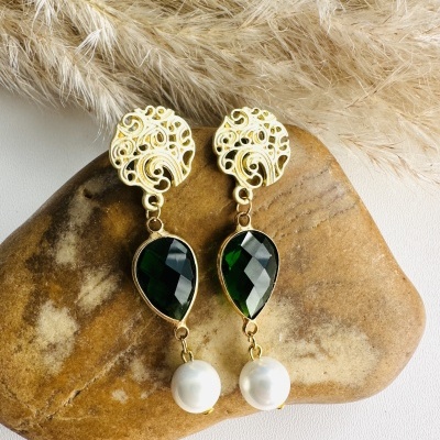 Brincos Dourados com Cristal para Mulheres: Estilo Sofisticado para Mulheres Inspiradoras