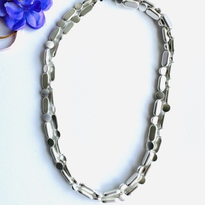 Colar Dupla Volta em Aço Prateado com Contas - Design Moderno e Ajustável