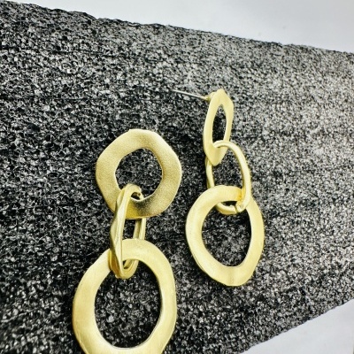 Brincos Pendente com 3 Argolas em Aço - Elegância Moderna e Versátil