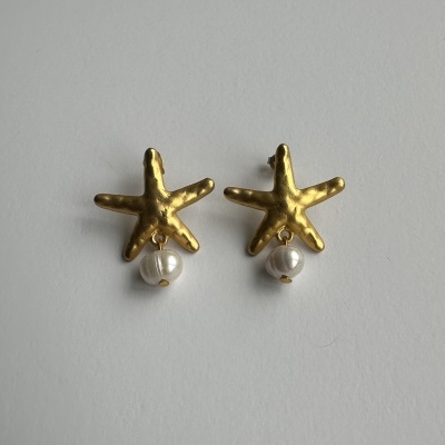 Brincos dourados em forma de estrela do mar com pérola pendente.