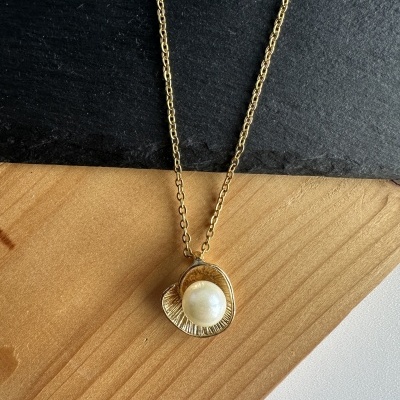 Colar Pérola em Concha – Elegância Natural para um Toque Sofisticado ✨