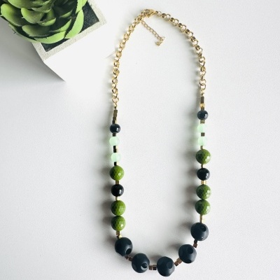 Colar de Pedras Naturais Verde Lima, Preto e Dourado – Design Exclusivo da Rafi | Elegância Moderna para Todas as Estações