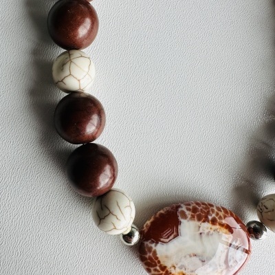 Colar Curto com Pedras Naturais em Tons de Castanho e Aço Prateado - Elegância Natural e Personalização Colar Curto com Pedras Naturais em Tons de Castanho e Aço Prateado - Elegância Natural e Personalização