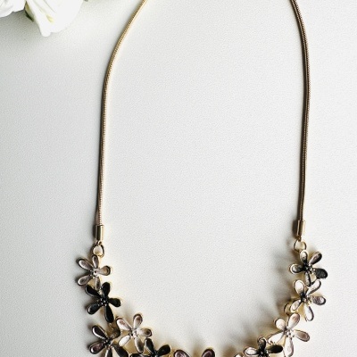 ✨ Colar Elegância Floral – Sofisticação e Charme no Seu Visual! ✨