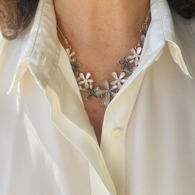 ✨ Colar Elegância Floral – Sofisticação e Charme no Seu Visual! ✨