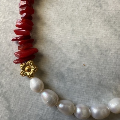 Colar com Pérolas e Raíz de Coral. Colar com Pérolas e Raíz de Coral.