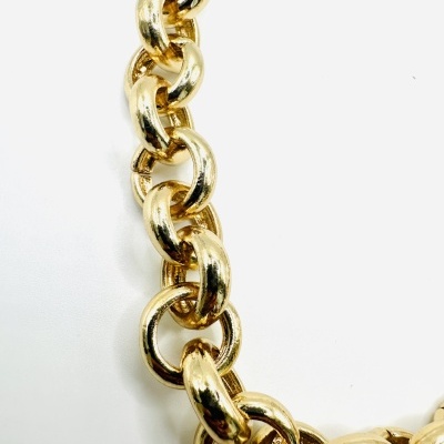 Fio em aço dourado com elos largos – Elegância com atitude para todo o ano Fio em aço dourado com elos largos – Elegância com atitude para todo o ano