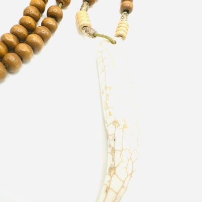 Colar de Contas de Madeira com Pingente de Dente