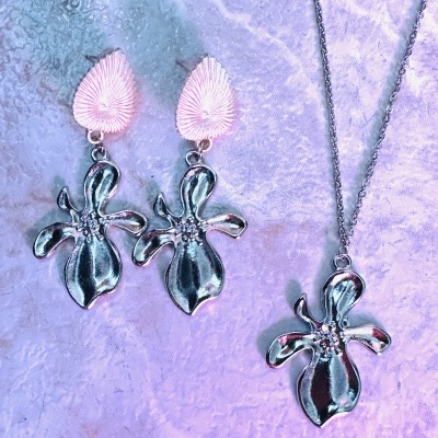 Fio em aço com flor.