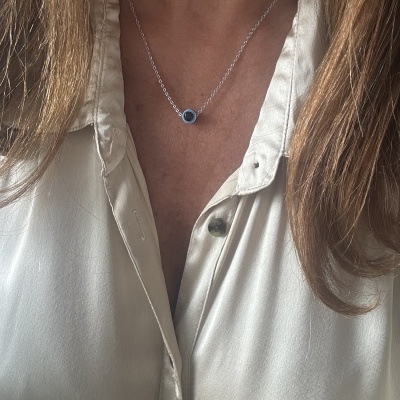 Fio Prateado com Olho Grego Azul: Proteção e Elegância num Acessório Único