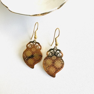 Brincos Coração em Aço Dourado com Recortes e Flores