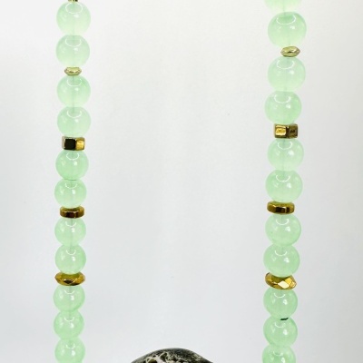 Colar com Pedra Central Cerâmica e Pedras Naturais Verde Água – Design Exclusivo da Rafi | Sofisticação Artesanal para Todas as Estações