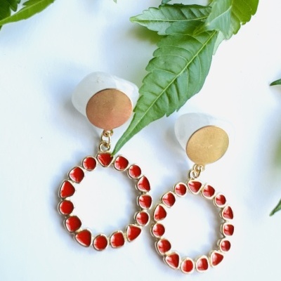 Brincos esmaltados azul ou vermelho com aro dourado – Elegância intemporal com envio grátis