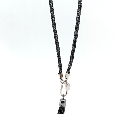 Colar com corrente preta brilhante e pendente com franja em correntes pretas metálicas