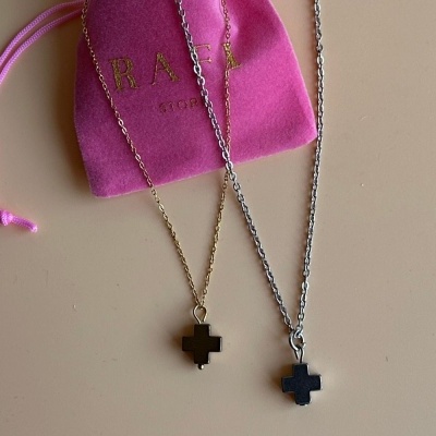 Colar em aço com cruz mini.