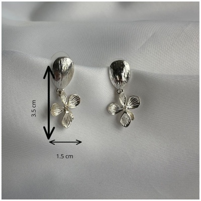 Brincos Flor Aço – Sofisticação e Delicadeza em Cada Detalhe! ✨🌸