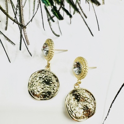 Brincos Dourados com Pêndulo Martelado Redondo - Elegância com Toque Artesanal