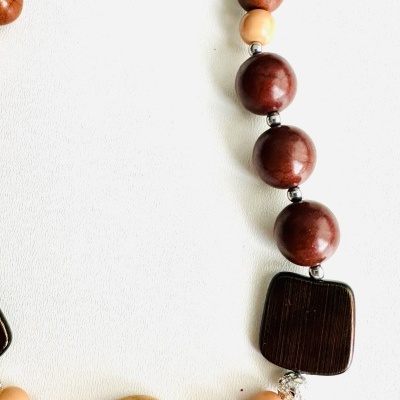 Colar Exclusivo Rafi – A Elegância das Pedras Naturais