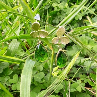 Encante-se com os brincos de flor e cristal verde.