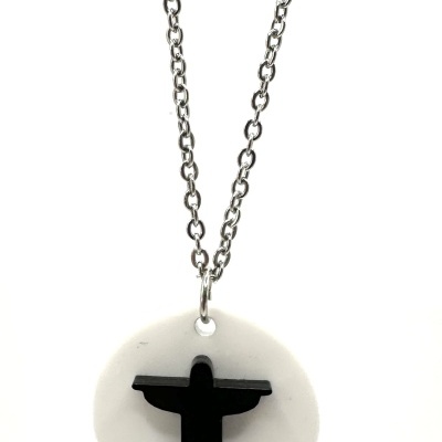 Colar com pendente redondo branco e silhueta preta de estátua, com corrente metálica prateada.