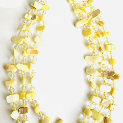 Colar curto amarelo com pedras naturais e cristais – Brilho delicado