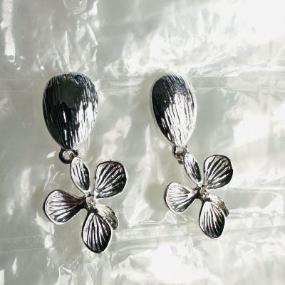 Brincos Flor Aço – Sofisticação e Delicadeza em Cada Detalhe! ✨🌸