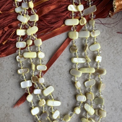 Colar curto amarelo com pedras naturais e cristais – Brilho delicado