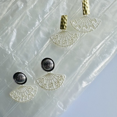 Brincos Leque Branco -  Elegância Vintage e Charme Único