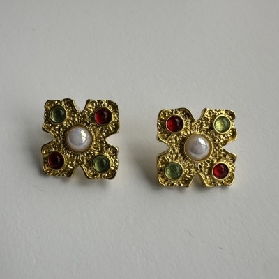 Brincos Dourados em Forma de Cruz com Pérola e Esmalte – Estilo Clássico com Toque de Nobreza