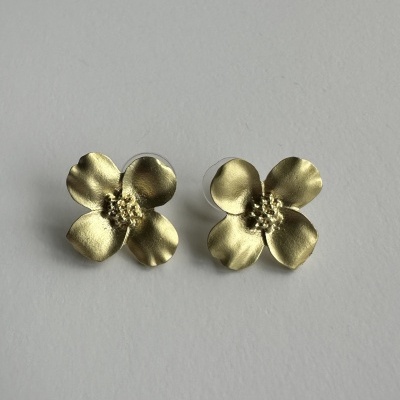 Brincos Flor Dourada "Radiância Eterna": O Seu Brilho, A Sua História