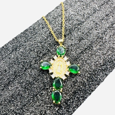 Colar com Cruz Verde Esmeralda: O Toque de Elegância e Fé que Faltava no Seu Visual Colar com Cruz Verde Esmeralda: O Toque de Elegância e Fé que Faltava no Seu Visual