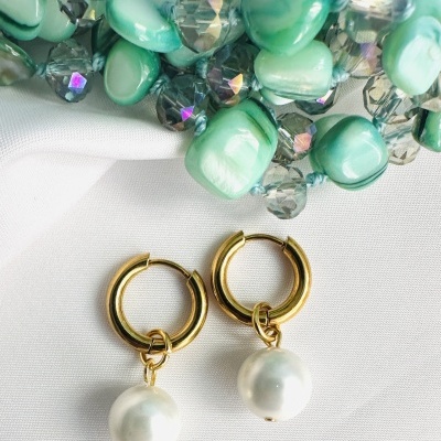 Brincos em Aço com Pérola: Um Toque Clássico e Sofisticado!