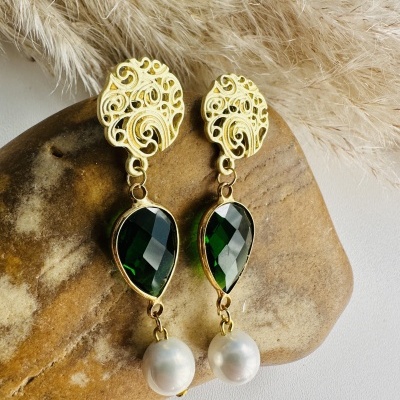 Brincos Dourados com Cristal para Mulheres: Estilo Sofisticado para Mulheres Inspiradoras