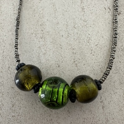 Colar com discreta flor.