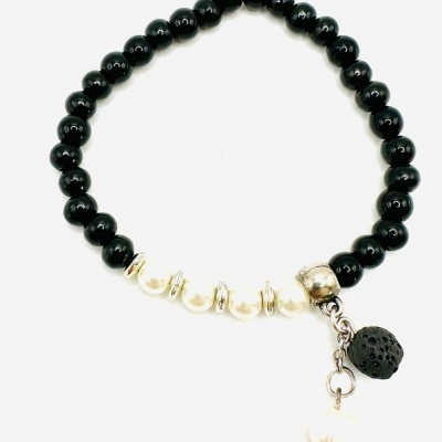 Pulseira com contas pretas e pérola