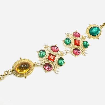 Pulseira com cores vibrantes.